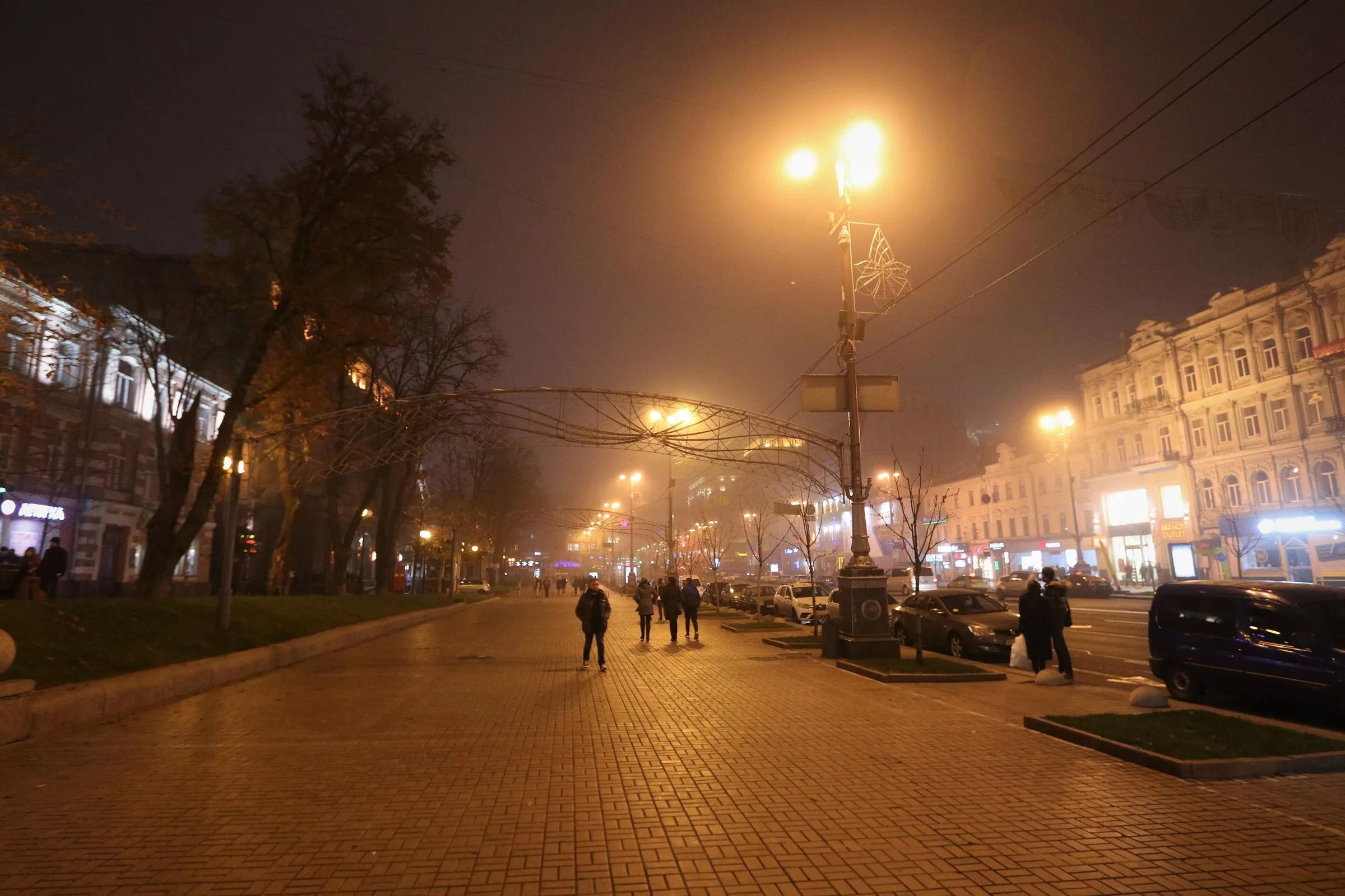 Вечірня вулиця в тумані з ліхтарями