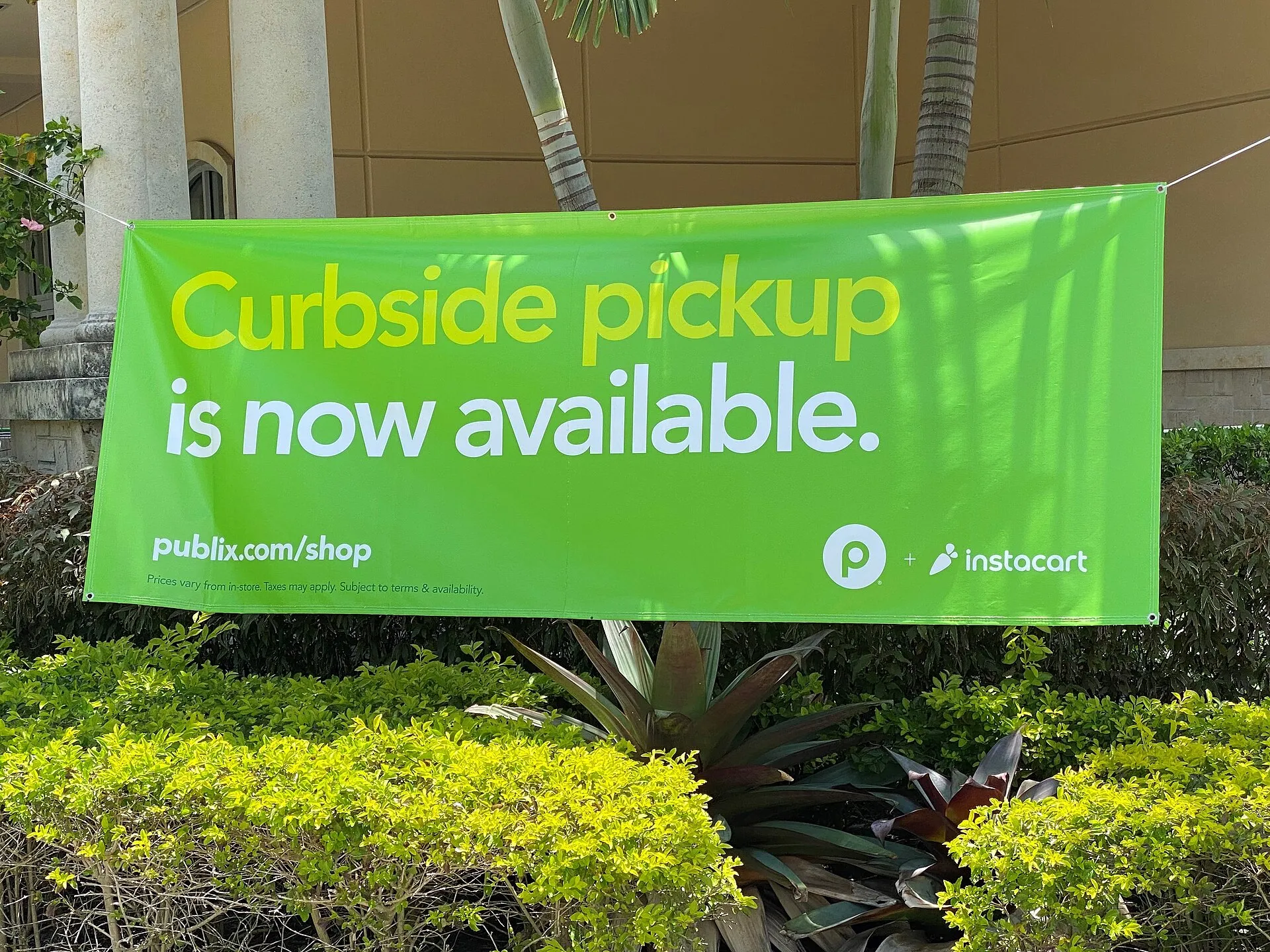 Банер із логотипом Instacart біля магазину: «Curbside pickup is now available»