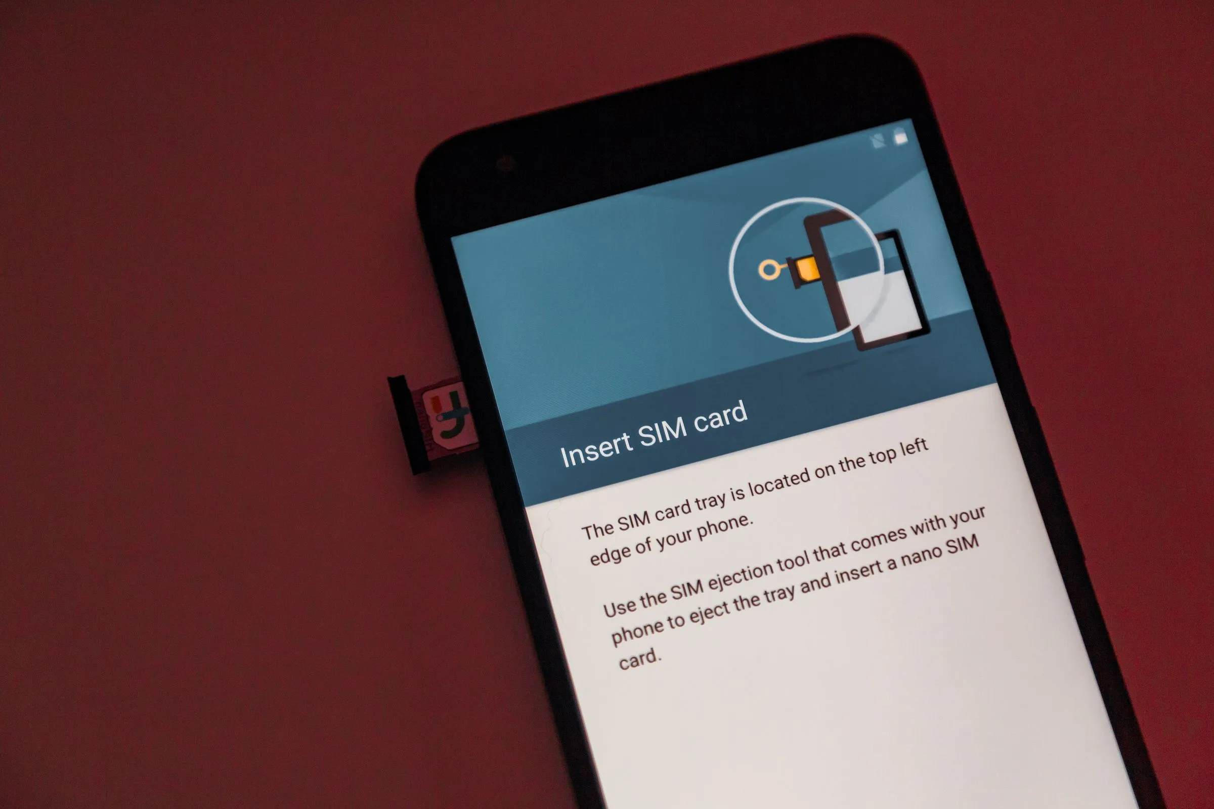 Смартфон з інструкцією про вставлення SIM-картки