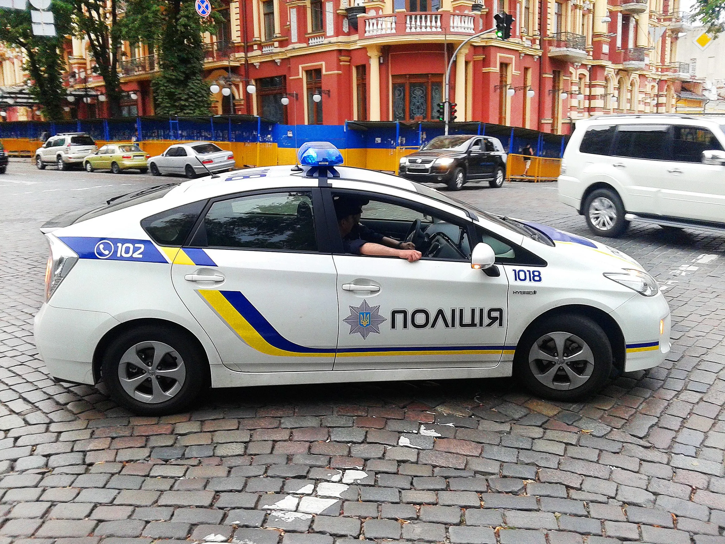 Патрульний автомобіль поліції на вулиці Києва