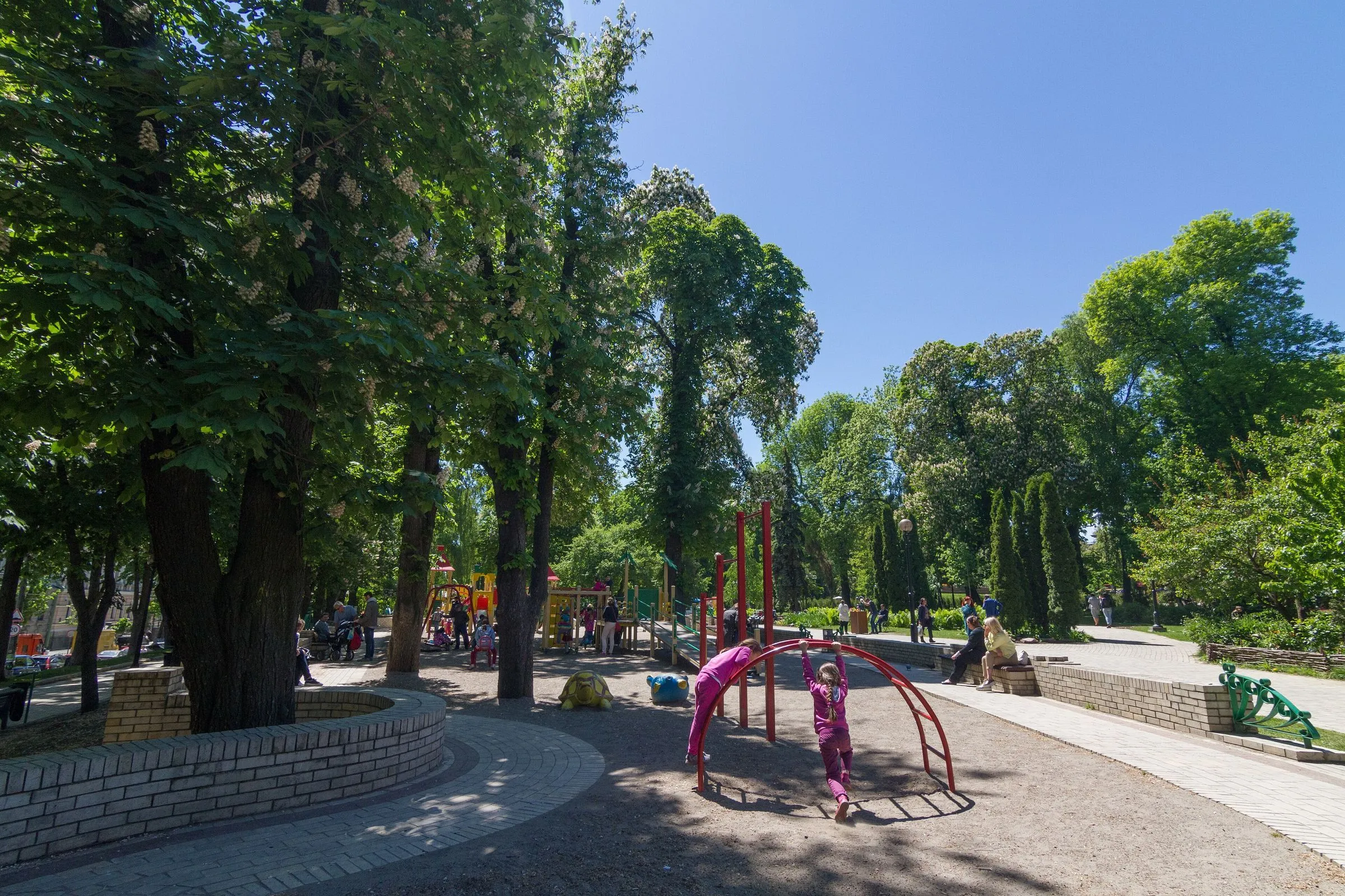 Дитячий майданчик у міському сквері