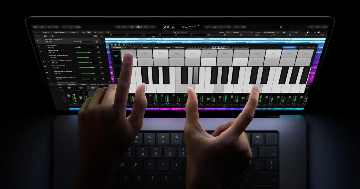 Руки торкаються сенсорного екрана MacBook Pro із застосунком для створення музики