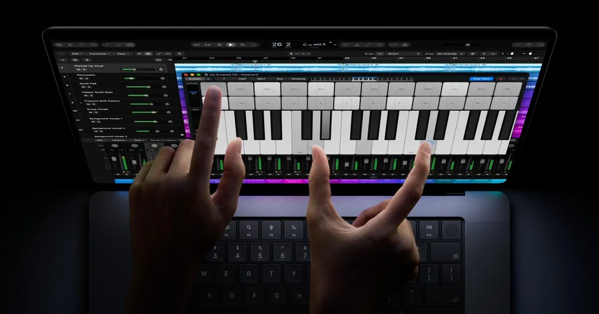 Руки торкаються сенсорного екрана MacBook Pro із застосунком для створення музики