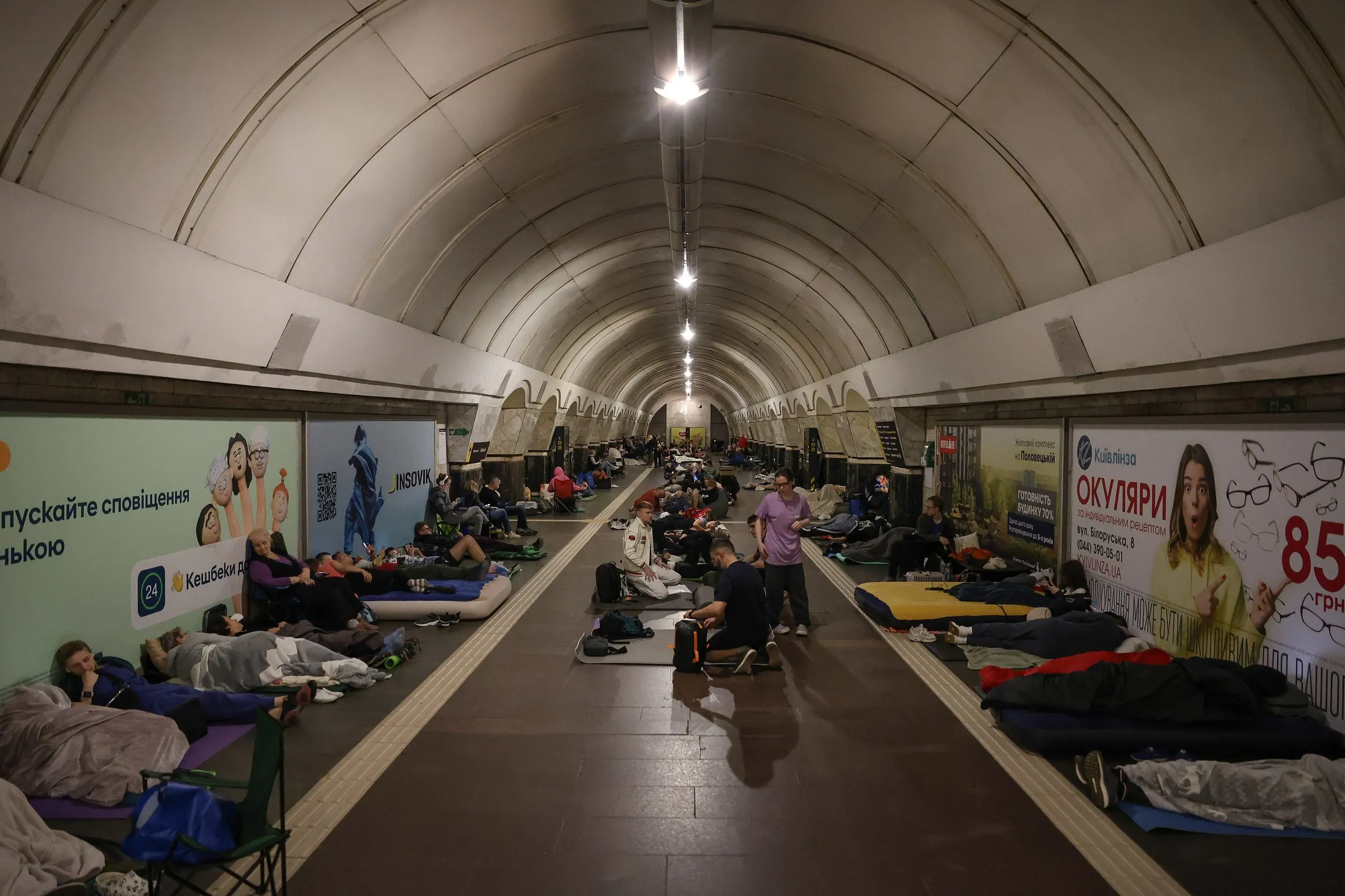 Кияни в тунелі станції метро, що працює як укриття під час повітряної тривоги