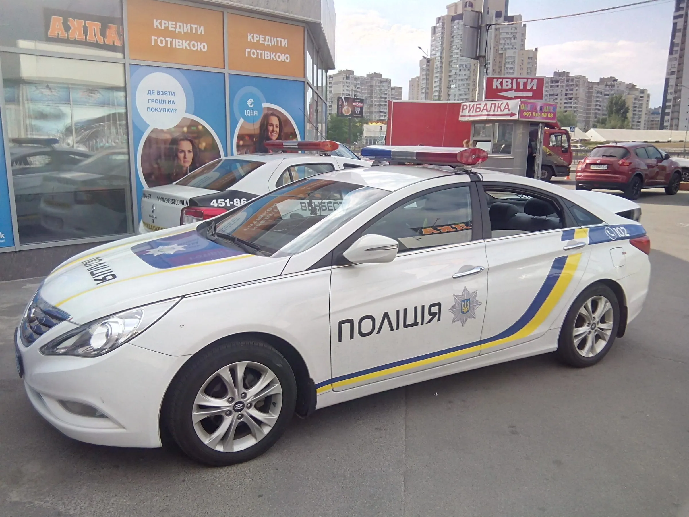 Білий автомобіль Національної поліції України