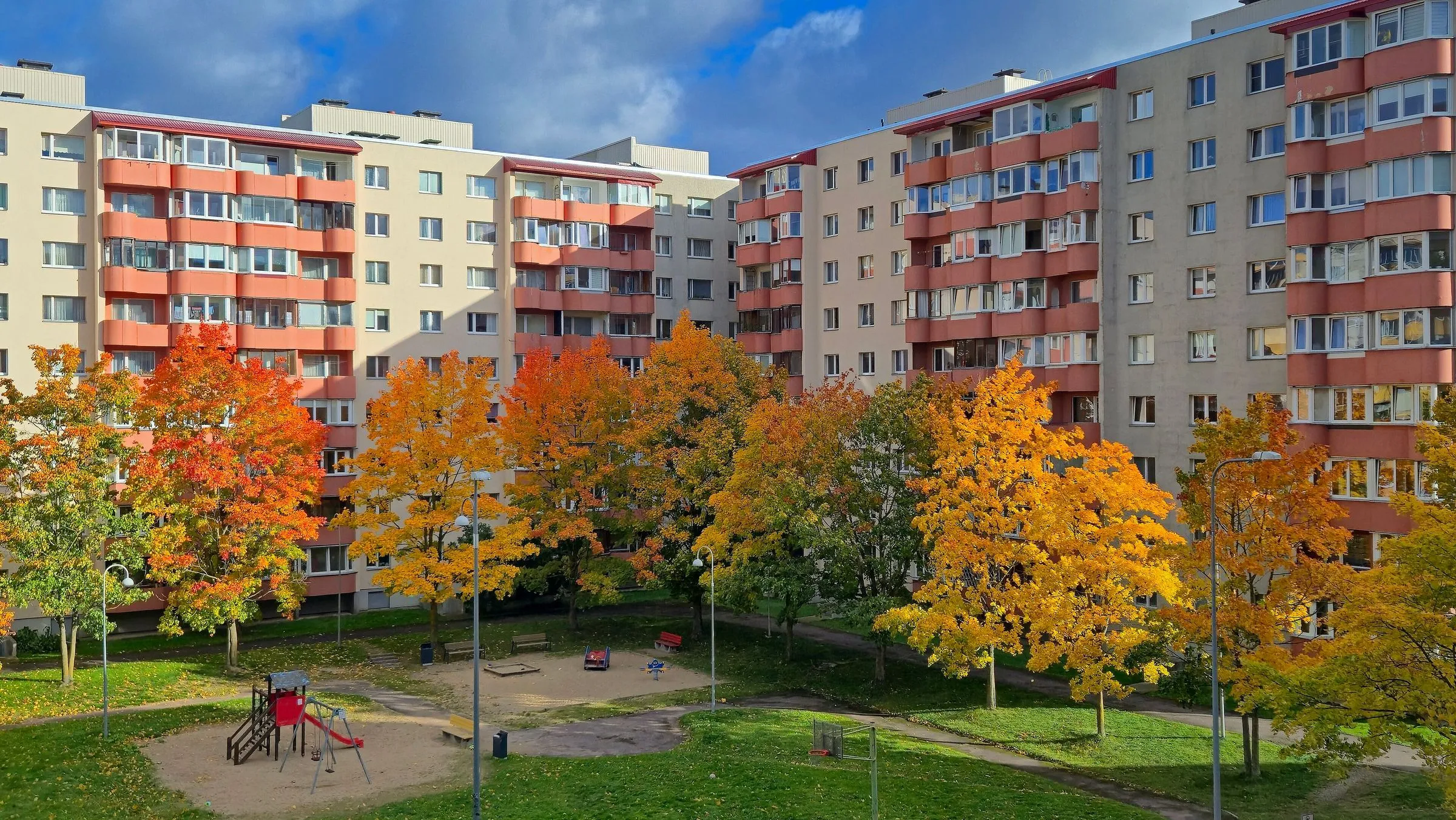 Осінній двір багатоквартирного будинку