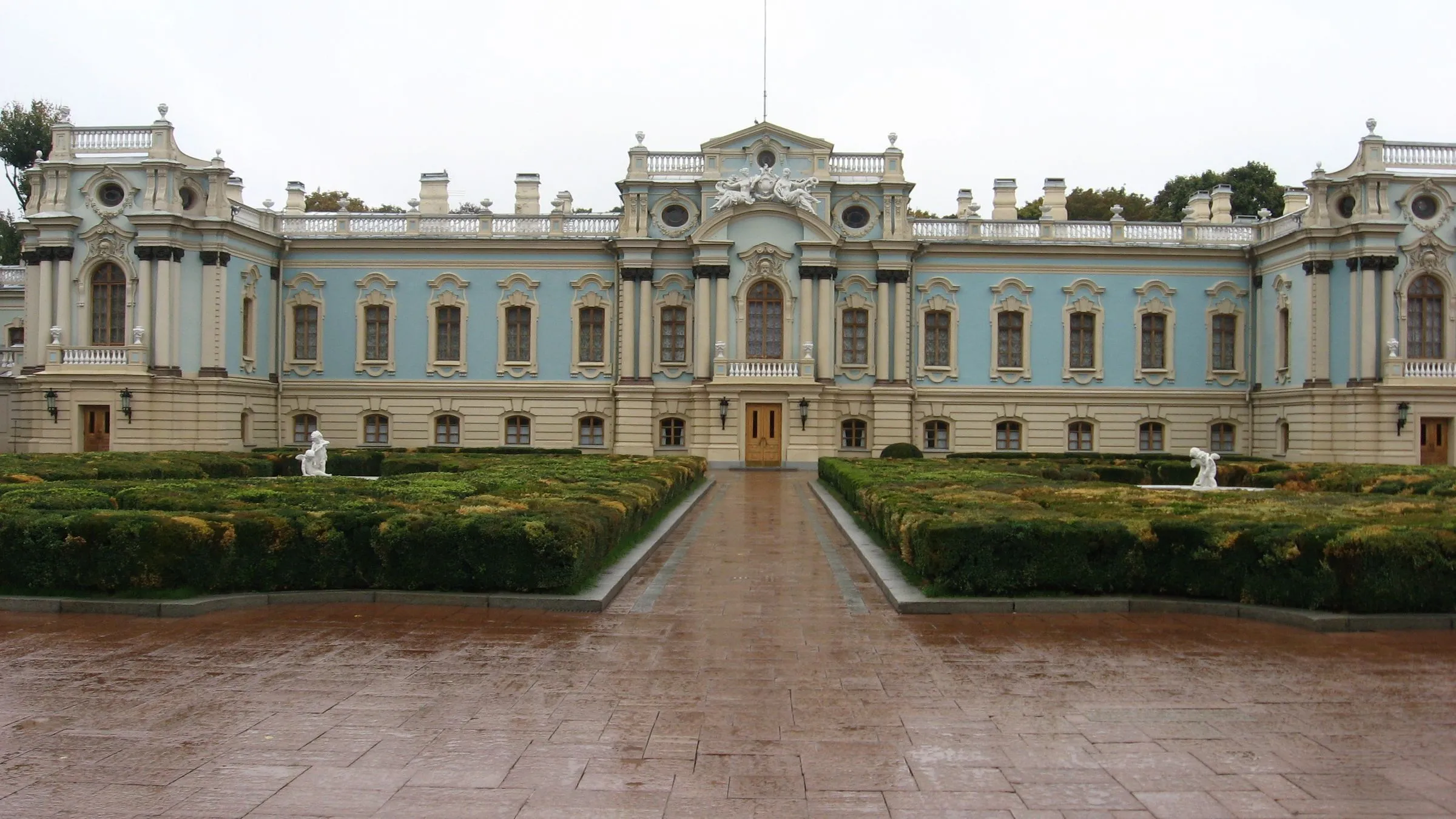 Палац із парадним садом перед фасадом
