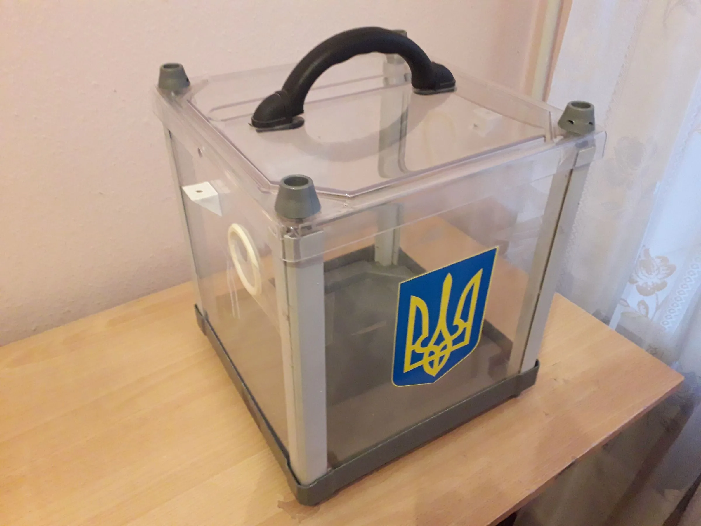 Прозора скринька для голосування з тризубом