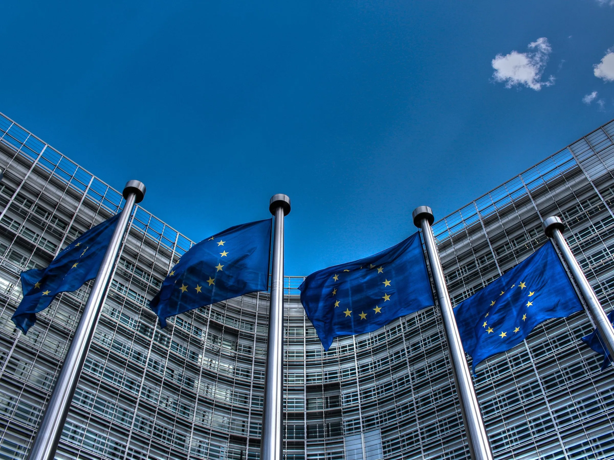 Прапори Європейського Союзу біля будівлі в Брюсселі